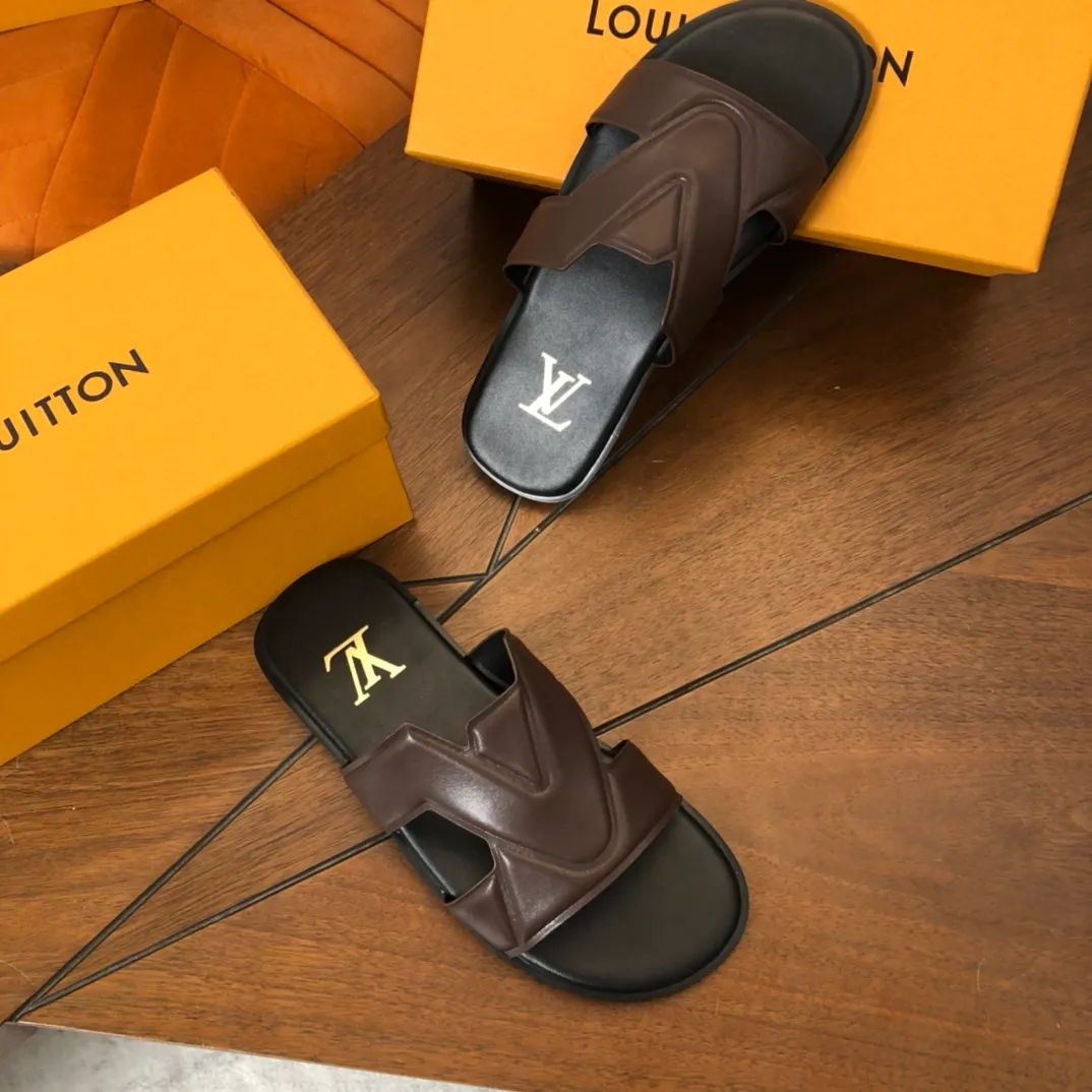 Factory price: 270💰LV counters are selling new brand luxury men's slippers, casual, loose and comfortable. The must-have model in the picture above [Happy][Happy], multiple colors available Size: 38-44, customized 45